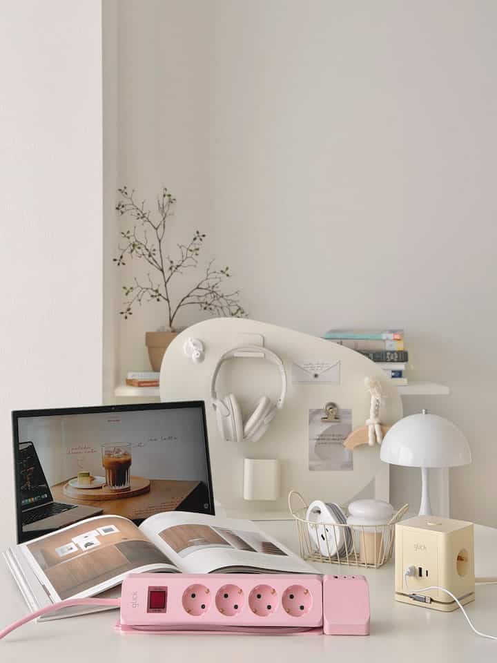 必ず使ってみるとなくて、見えるところに置くと醜い、
私にはそんなアイテムがマルチタップのようです。
ところが最近マルチタップ、デザインもカラーも本当にきれいに出てきましたよね？ 
だから今回、ジクリックカーの多様なマルチタップを色別に使ってみました:)

従来使用されていたマルチタップの中で最も不便でした。
まさにUSBポートとCタイプポートが足りないという点でしたが、
最近、照明や電子機器を購入した場合、ほとんどCタイプの充電ラインだけを与えます。
マルチタップにカーンは残るのに合うポートがないのでとても不便でした。

ジクリックカーマルチタップにはCタイプ/USBポートが多めに搭載されており、
4000W 高容量に、Cタイプケーブルが基本でローリングされており
別途充電線を持っていなくてもすぐに差し込んで充電が可能です。 
電流漏れ防止設計+V0グレードの難燃素材で安全性まで 

この機能は完璧ですが、デザインや色もさまざまです。 
選ぶのが大変でした…！ 
何より机の上や家具の横、見えるところに置いても
インテリアを損なわないデザインが気に入って
今まで使っていたマルチタップをそっと変えてしまいました🤍


＃賢明な消費＃コンスープ記録集 