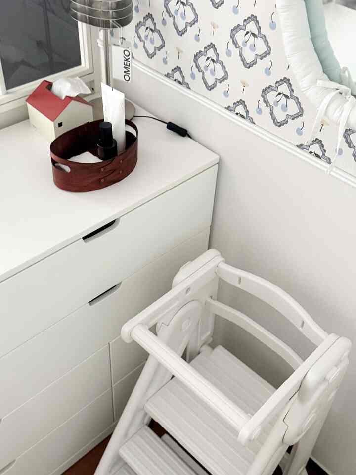 #アルファルームインテリア#メイド 

私の家にはアルファルームはありません！リビングルームが広くとても広く出ていて、別のアルファルームはありませんが！ 

お部屋がベランダなしで広く出てきた空間なので、ドレスルームを設置せず、ガラス窓のある壁を使って空間を使い分けています:) 

自由に構造変更が可能で全体を塞がず開放感があり空間活用にとても容易です❤️