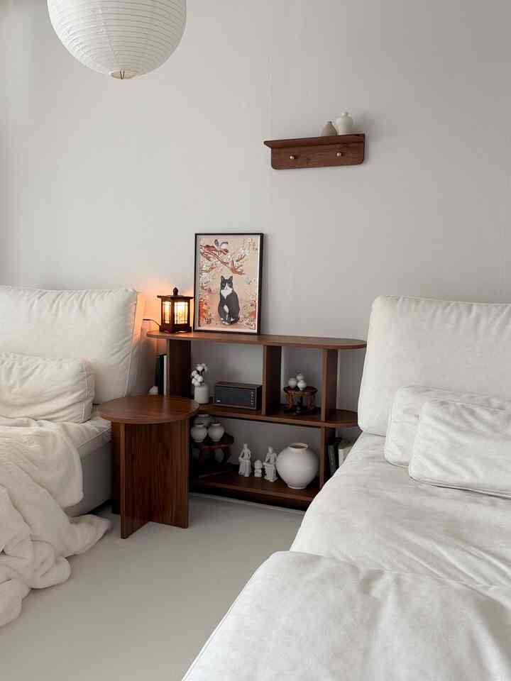 #コンスープ記録集 #インテリアノウハウ
我が家が韓屋カフェ？ 🍵トーンフィットウォールナットインテリア
家具を配置するときに似たトーンに合わせると
統一感があり、見やすくて楽になります。

リビングルームはホワイトウォールナットの感じで飾られました。
ウォールナットの色合いが飛び散らないように、セットのような気分です。
自宅で楽しむ韓屋感性のホームカフェ最高！笑

＃メイド＃コミュニケーション＃東洋美＃韓国アメリカ＃伝統的な＃伝統
＃伝統小道具＃伝統照明＃月照り＃ウォールナット家具＃ホームカフェ
＃ホームカフェゾン＃鉄製の壁＃ホワイトウォルナット
＃ウォールナット＃ウォールナットシェルフ＃ムータボール棚＃ウォールシェルフ＃ムータボールウォールシェルフ＃コラボレーション＃ソファ＃ファブリックソファ＃韓屋感性＃韓屋感 
＃ダルハンアリ＃極細糸毛布＃韓国スタイル＃壁