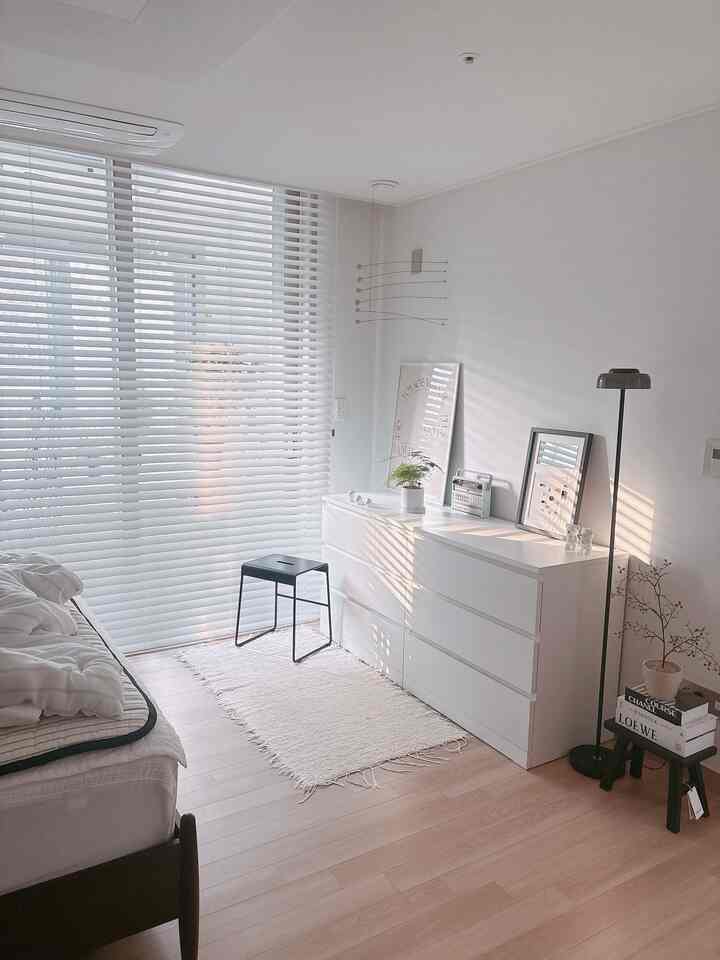 ＃コンスープ記録集＃インテリアノウハウ2

寝室にブラインドの間に浸透する光が空間をより暖かくしてくれます。特に飾らなくても、それ自体で雰囲気が完成する感じがいいですよ。家具を変えなくても日差しの角度だけそっと変われば、同じ空間も一層新しく感じられましたよ:)
＃寝室＃ウィンプラス＃ウィンプラスブラインド＃イケア＃ポルトガルグ＃ラグ＃照明＃ホームビー＃スタンド照明＃照明おすすめ＃レゴ＃レゴラジオ＃ベルデ＃ラグ＃ポルトガルグ＃スツール
