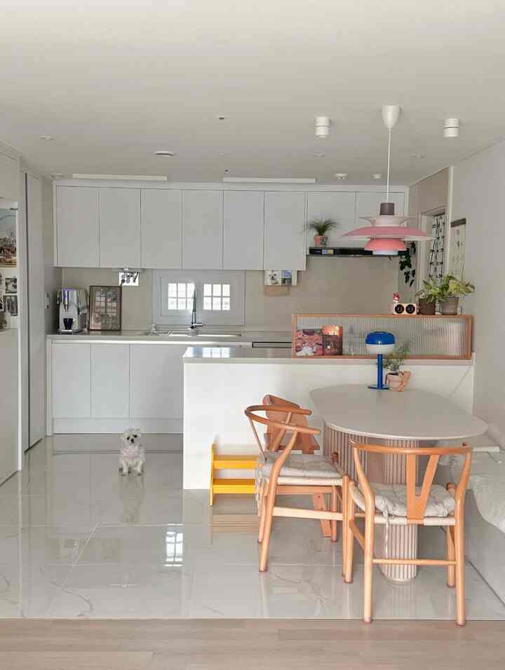 ホワイトウッド必勝組合🤍🧡
清潔で暖かい感じのキッチンです。
一番長い時間滞在する空間ですよ🥰

＃キッチン＃キッチンインテリア＃キッチン＃キッチンインテリア＃ホワイトウッドインテリア＃ホワイトインテリア＃ダイニングテーブルチェア＃ダイニングテーブルインテリア＃テンバーボードダイニングテーブル＃ベンチ型椅子#日常＃コミュニケーション 