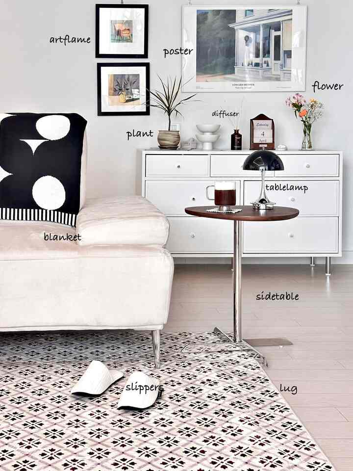 ＃かわいいテム最高屋＃コンスープ記録屋＃リビングスタイル 
ホワイトトーンでまとめられたリビングルーム 
感覚的な小物たちにポイントを加えてみました。 

きれいなホワイト収納の上にウッドカレンダー、ディフューザー、 
花瓶をバランスよく配置するので、空間がはるかに生きている感じ！

ブラックポイントのドルリーポータブル照明は 
視線をぴったりとつかむ役割だから雰囲気完成テムおすすめ🖤

ソファの上のイシラメゾンブランケットは単調な空間に 
リズム感を加えて、穏やかなパターンがきれいなノミアラグは床を埋めてくれて全体的なムードをふんわりさせてくれます。 

サイドテーブルの上に一杯のコーヒーを置くと、 
それ自体でホームカフェ完成… ☕️

大きな家具を変えなくても、こんなに小物一つ一つ 
気を使っていっぱいになると、家の雰囲気がはるかに変わりました。 

やはりインテリアはディテールで仕上げると思います🫶🏻

きれいな小物を一つずつ集めて飾る楽しさ、
今日もきちんと感じています🙂


＃リビングインテリア＃リビングインテリア＃ホームスタイリング＃小道具インテリア＃ホワイトインテリア＃家の装飾＃ホームカフェ感性＃今日のガーデン＃リビングルーム収納棚 