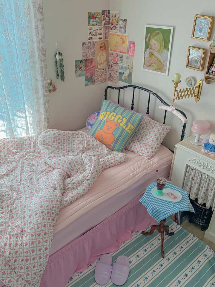 #인테리어노하우 #콘수프기록집  #침실 #포스터인테리어  #침구인테리어  #침실꾸미기
通常、コーナーウォールは曖昧なので空にするのは簡単です。
ポスターでいっぱいだから、それ自体がポイントスペースになると思います🥰🩵


