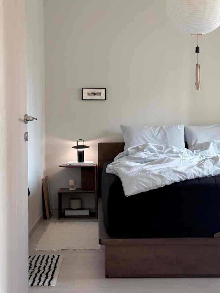 The lamp placed on the bedside table is a Temu item.

It feels heavier than I expected, which makes it look even more luxurious...🖤

It allows you to adjust to 3 color temperatures and is portable, so it is easy to move around; it is a lamp I reach for often.

The lines spreading along the wall are the highlight ⋆✴︎˚

If changing your bedding is difficult, try changing the atmosphere with picture frames or lighting 💫

#CornSoupRecordBook #예쁜템최고야 
#TemuRecommendedItems #테무템 #조명 #조명추천 #조명인테리어 
#PortableLighting #포터블램프 #침실조명 #침실조명추천

