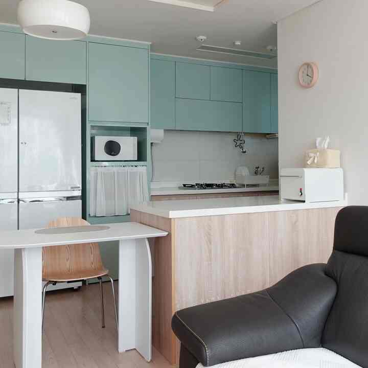 #賢明な消費

乾式はダイニングテーブルの上に置かなければなりません
毎日忘れずに食べます。
だからアイルランドのダイニングテーブルの上に
引き出し型鉄製収納箱を置いて
約束箱として使っています。

ゆったりとしたサイズで乾式はもちろん
好きなおやつもすべて入ります。
ホワイトカラーでどんな空間にも似合って
満足のいく製品です。



＃鉄製収納箱＃収納箱＃薬収納箱
＃約まとめ
＃キッチンテム＃キッチン収納ボックス＃キッチン＃キッチンインテリア
#25平キッチン #25平キッチンインテリア
＃バンダウォンダイニングテーブル＃ダイニングテーブル＃ダイニングテーブルチェア＃ティッシュケース
＃コンスープ記録集
