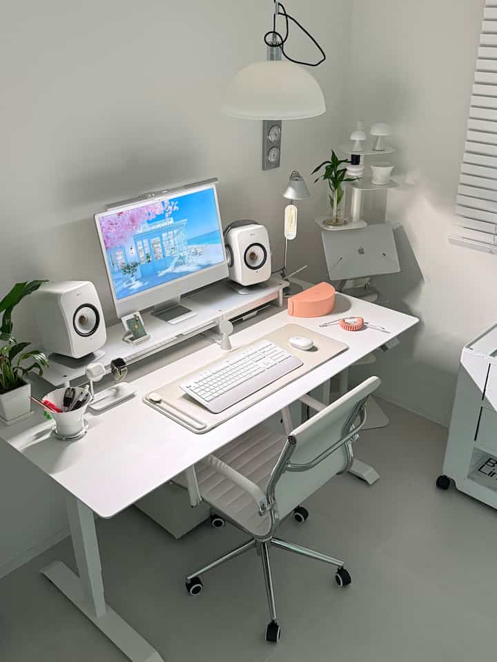 4月のデスクもイ・サンム🌸

久しぶりにカメラを聴きました！最近勉強しよう ヨーヨー防止しよう とても大変なのに、それでも慰めになる空間はやはり西在ですね！

最近私のデスクテリアの完成度を高めてくれたアイテムを挙げると
まさにリカチルのM.O.R.E Champagneマクセーフワイヤレス充電据え置きです！

もともとこれはただ据え置きだったが、
充電機能はありませんか？というお問い合わせが多いので
リカチルで本物の充電器を作ってしまった感じ🫢

フルアルミボディの高級感のある仕上がりはもちろん、 
ケーブルまで一体感できるように設計されており、デスクの上が一層きれいになりました！
ピンクケーブルは桜が満開のヨマムの時にぴったりだと思います💕 
パッケージもあまりきれいで開いてみながら感心が出ました、、、

Apple製品を使用している場合は、 
リカチルのこの繊細なディテールはぜひ一度体験してほしいです🥂





デスクテリア 