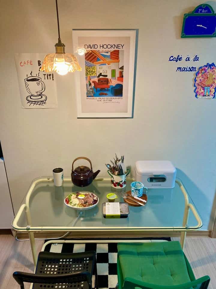 #コンスープ記録集 #インテリアノウハウ #空間分離インテリア

🥗カラーで仕上げたキッチン＆ダイニングスペースの分離
ちょっとしたホワイトキッチンがしっかり弾くミッドセンチュリーモダン感性になりました:) 狭い構造であるほど果敢なカラーマッチが空間に鮮やかさを加えてくれるという事実！

✨インテリアポイント
🍎視線強奪レッドポイント：流しの下部にレッドカラーを着てセルフシート紙作業をしました。

🍽️ガラステーブルで開放感を確保：ダイニングスペースにはフレームが際立つガラステーブルを配置し、狭いスペースがカッコよく見えないように構成しました。

🎨カラー＆パターンの調和：グリーンチェアとチェッカーボードラグの組み合わせでキッチングしながらも感覚的なダイニングゾーン完成！

🖼️ウォールレイヤー：ポスターとビンテージ照明で居心地の良いホームカフェムードを追加しました。

私たちの家のように小さなキッチンも家具の配置と小物の一つで十分に素敵な空間を作ることができます！

＃今日の家＃スペース分離＃ミッドセンチュリーモダン＃キッチンインテリア＃ホームカフェ＃セルフインテリア＃キッチン装飾＃ダイニングルーム