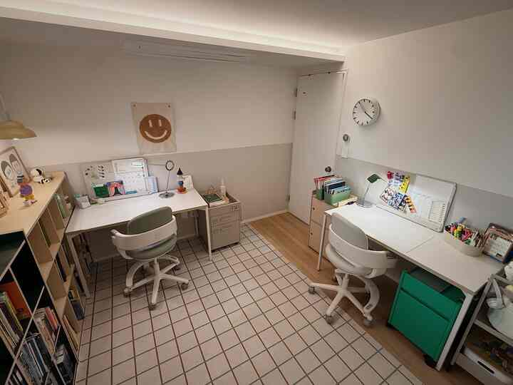 ＃インテリアノウハウ＃コンスープ記録集 

小学校兄弟が書く部屋です。
向かい合って配置したり
今は各自の壁に付けて集中力を加えたりもします。

シンプルな机を置いた。
あちこち簡単に配置できるので活用度がいいです！

＃子供部屋＃子供部屋インテリア＃子供部屋飾り＃小学生部屋＃兄弟部屋＃子供家具＃子供部屋家具＃家具配置＃デスクテリア＃机の配置＃勉強部屋＃ラグ＃
