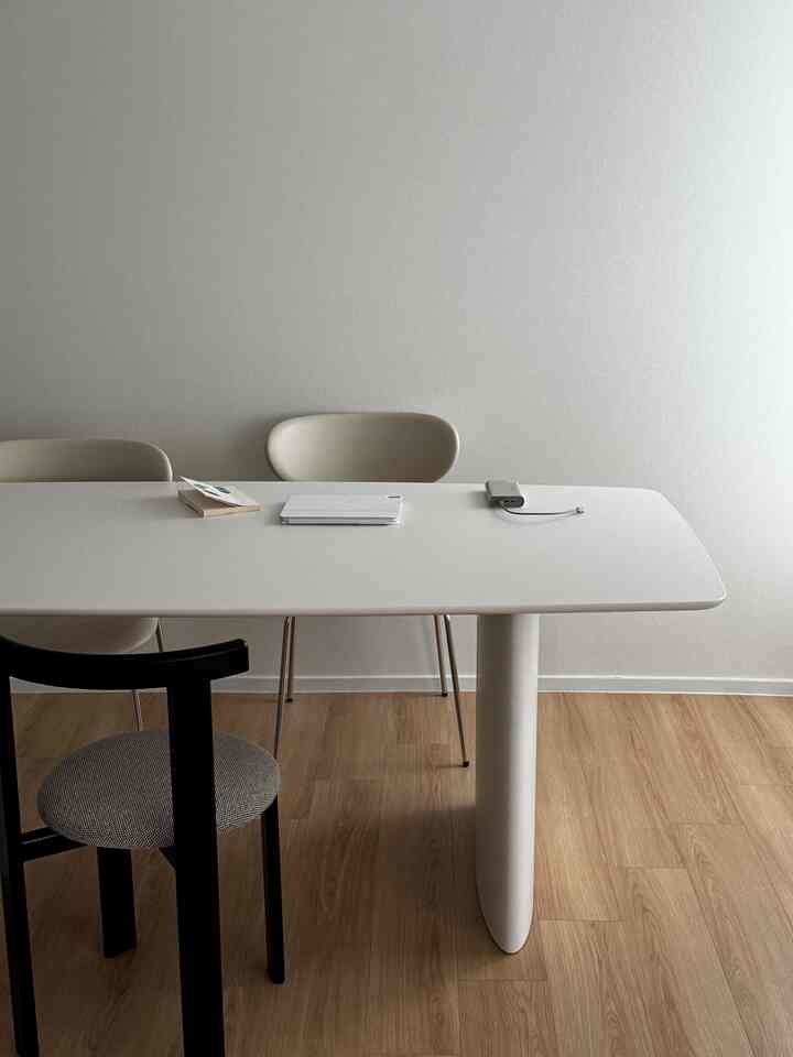 #콘수프기록집 #오늘의우리집

しっかりと手の中に聞くようによく読んだ本.. 

最近は覗いてみませんでしたが、角を折ったページ中心に蛍光ペンで描かれた文章中心に再び覗いてみると、すべてうまくやりたかった社会初年生時代の感情がすぐ浮上しました🥹  #세라믹테이블 #다이닝테이블 #다이닝룸인테리어 #플랫포인트 #사보세라믹테이블 #아틱체어 #볼리니체어 #플랫포인트식탁  #화이트인테리어 #우드인테리어 #화이트앤우드 #내추럴인테리어 #집에서제일바빠 #인생가구