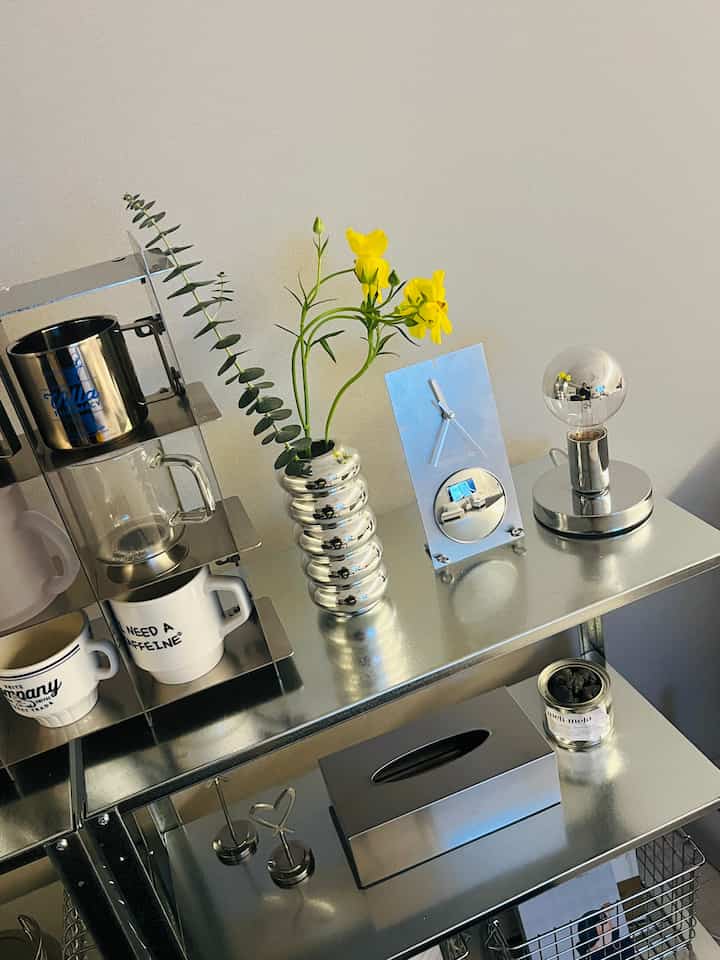 金曜日や週末になると
やるべきことがあります。
そのうちの1つが花屋に立ち寄ることです。
家に花を置くと置かないのは
大きな違いがあります。
家の雰囲気も変わります。
活気を与えます。

そして私は
花の購読ではなく、花屋で直接購入します。
季節の花をもう少し身近に感じることができ、
直接花を見て選んだら 
集中危機に合った花をもっとよく選ぶことができます。
私たちの家のインテリアのノウハウの一つは
雨で「花」です。
花を一度置いてみてください 
集中危機がもっと生きるでしょう:)

＃コルミネ＃今日の家＃コンスープ記録＃コンスープ記録集＃インテリアノウハウ＃生花インテリア＃花のインテリア＃花の家＃イケア棚 
