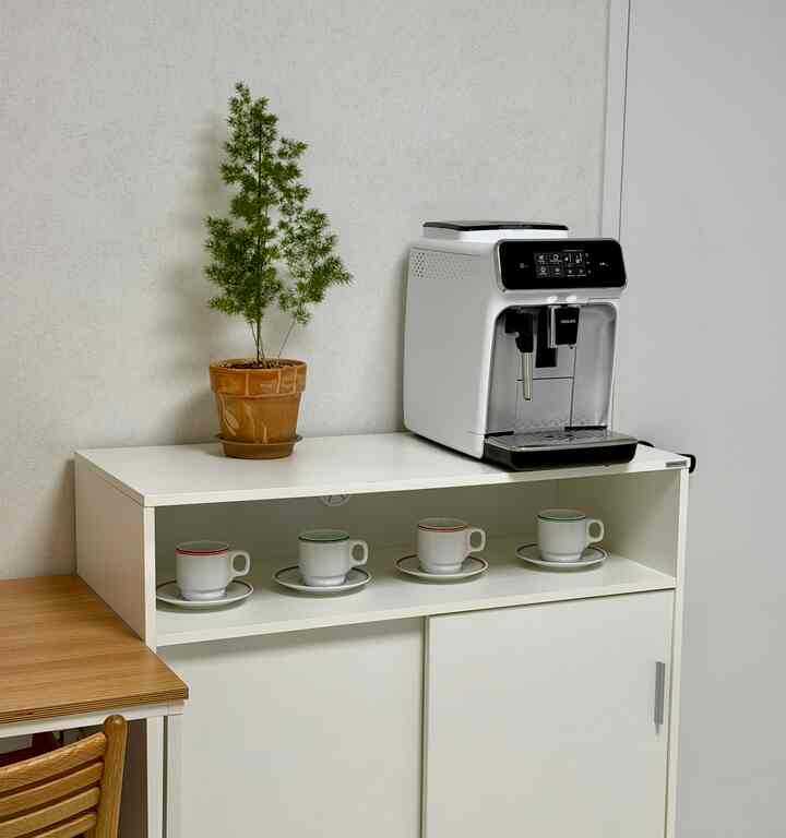 書斎にある我が家のホームカフェですね✨
収納場を上がオープンしていて綺麗なコーヒーカップを陳列しておきましたよ☕️  #서재인테리어 #커피머신 #구축아파트인테리어 