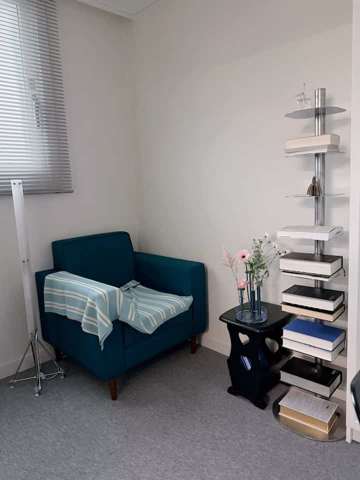 #현명한소비 #콘수프기록집

書斎を満たしたほとんどの家具や小物 
ニンジンから連れてきたものですね😆🩵

今回は一人用ソファを連れてきました！
どうやら生地のソファを見たら蒸します。
乾式+湿式清掃サービスを受けました✨

（ところで、ほこりを吸って出てきたのを見たら
私が受け取らなかったら、私は大きなことをやっていました... 🤣）

ソファは2万ウォン、クリーニング費は5万ウォンです。 
これは正しいと思いましたが...新しいソファを手に入れた気分です。
私は賢明な消費だったようです。

必要なものがあれば、まず
ニンジンでお知らせを設定する  #맞팔 #신혼집인테리어 