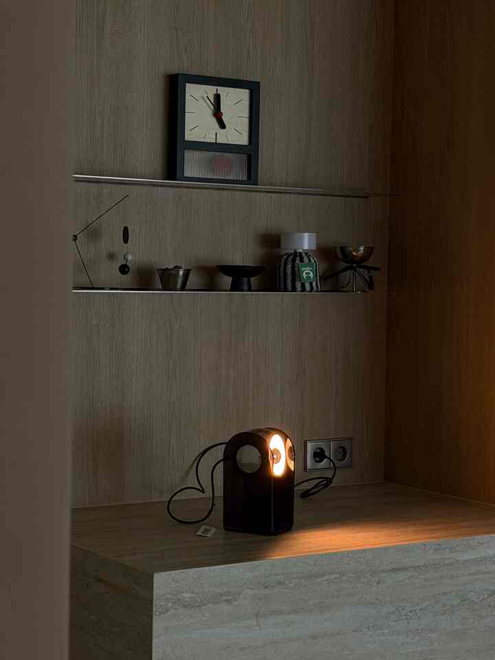 ＃コンスープ記録集＃賢明な消費

我が家第二弾の照明ができました！ 
ブラックアクリルボディにユニークなデザインだから
一つだけ置いたのですが空間雰囲気気が変わりました！

円形部分ヘッド角度調整が四方で可能なので 
お好みの方向に光を調節できる点がいいですねー！

サイズも負担じゃないから
テーブル、棚、ベッドの横のどこにでも置くのがいい
移動しながら書くのも大丈夫です。

ユニークながらも過度のデザインなし
さらっと雰囲気を生かしてくれる照明を探せば
炭穂アイボールおすすめです..🖤

#탄귀 #탄귀조명 #블랙조명 #조명인테리어 #조명5초컷찍기 #조명맛집 #조명효과 #탄귀서울 #탄귀아이볼 #침실조명 #거실조명 #테이블조명 #블랙오브제 #오브제인테리어 #집꾸미기 #홈스타일링 #거실꾸미기 #홈바꾸미기 #선반 #선반인테리어 #선반꾸미기 


