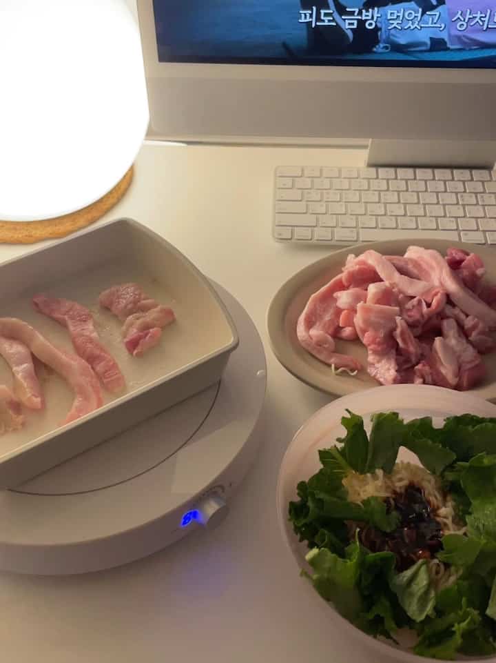 今日はここで食べたいから..🤍
自炊して初めて肉を食べた!!🥬🥩🥰

最近欠けた建物を見ながら 
金曜日..夢だったか  #자취방인테리어 #자취방꾸미기 #혼자사는직장인 #자취생 #맞팔 #맞팔환영 #선팔맞팔 