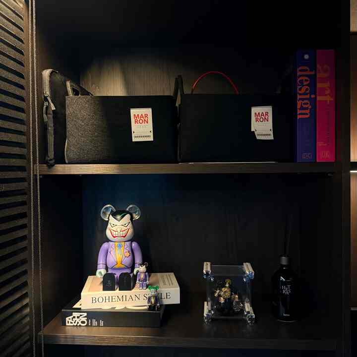 📚空のソ・ジェバン本花が📚

空いていた本の花に美しいものがいっぱい詰まっていました🤍

偽の本のモデルですが、クオリティが思ったよりも好きです。
複数個置いて様々に配置するのにぴったりですよ✨

ここにマロンズ収納箱まで加えて
細かいラインもスッキリ整理完了！

整理もされて見える姿も綺麗で
最近は一番満足のいく空間です。

すっきり、きれいで…。やります.•♥

＃コンスープ記録集＃今日の私たちの家
＃書斎ルーム＃本の花が＃棚を飾る
＃偽本＃ホームフォリア＃北オブジェ＃インテリア小道具
＃マロンズ＃収納箱＃ベアブリック