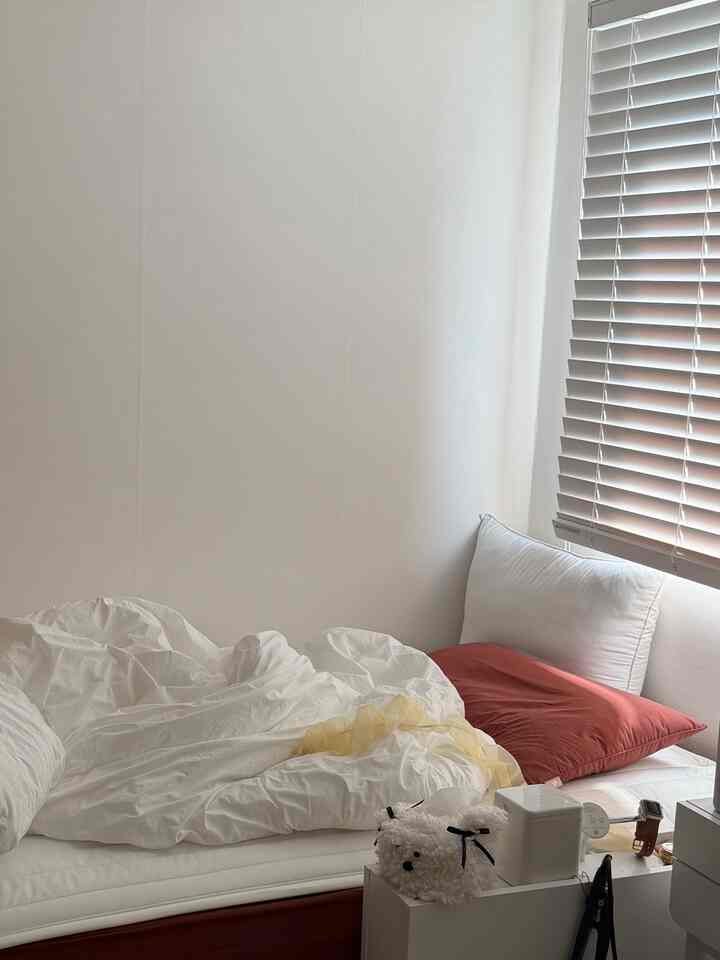 新しい場所に移動して初めてアップロードする写真
引っ越してから2ヶ月を超えたが、整理はまだing、、🧺📦

＃今日の私たちの家＃コンスープレコードハウス＃ホワイトインテリア＃すっきりとしたインテリア＃ブラインドおすすめ＃ブラインドインテリア＃ベッドコラボレーション＃ニッチコラボレーション＃ニッチ収納＃リフトアップベッド＃バーガンディインテリア＃バーガンディ＃レッドポイント＃レッドインテリア＃レッド