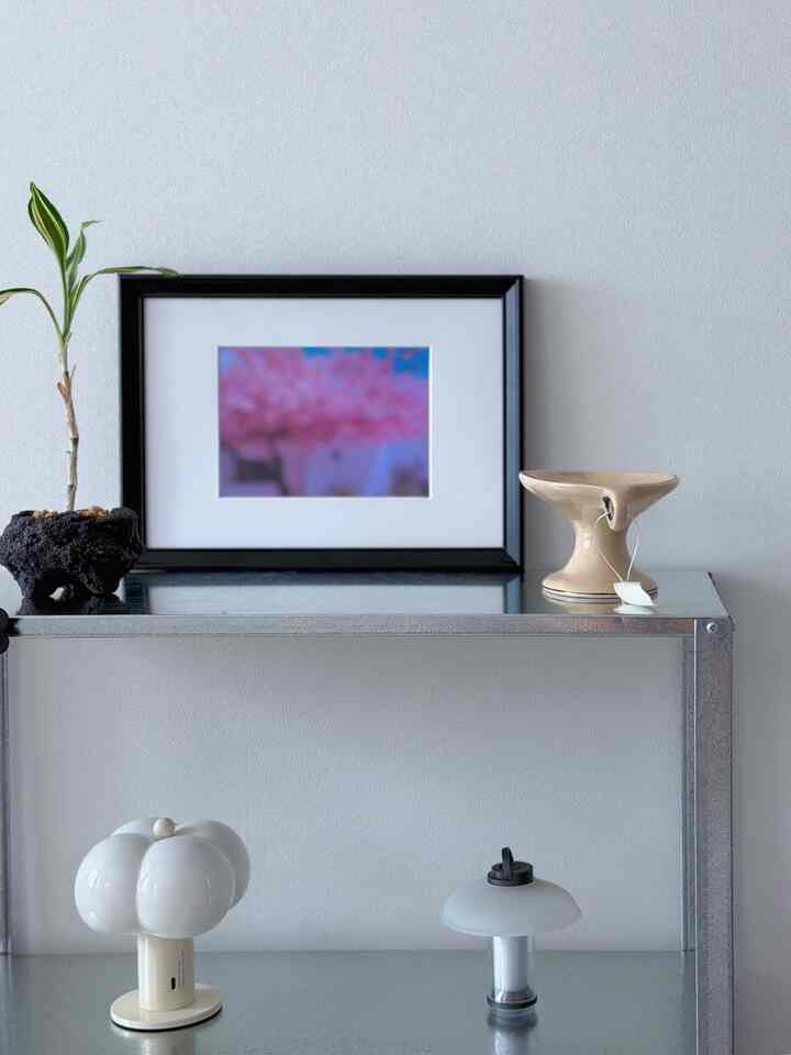 #예쁜템최고야 #콘수프기록  

イケアホイールレスで作った鉄テリア 
ホイールレス棚に元の植物を少し置きたかったのに
酢を見て、厳しさがまだないので、照明と鏡を置きました。

はるかに非常に苦手ではありませんが、
3万ウォン台のコスパには満足 
鉄テリアのフォトゾーンが作られたと思います。

ウッドトーンも最近は良いですが
天気が暖かくなるにつれて 
涼しいシルバートンが再び惹かれる最近です。

#イケア #휠리스선반 #선반꾸미기 