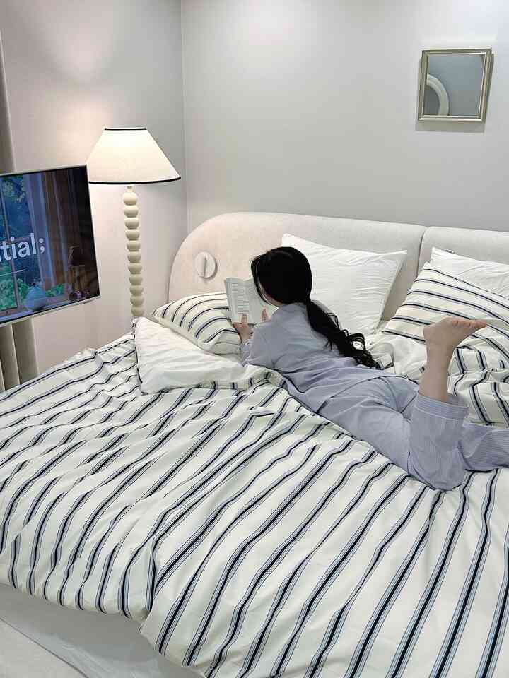 退勤して家に帰ると
何もしないで、ただ横になりたい日があります🛏️

最近はその時間が一番好きです。
もっとベッドに長く滞在するようだと思います🤍

天気はまだ寒いです。
部屋の雰囲気だけは少し軽く変えたいから
布団カバーだけを少し変えました。
思ったより感じが完全に変わりましたよ☁️

やさしく風邪をひく風合いがとても好きです。
バスラックを感じたくない人は
本当に満足していると思います… ！

最近は布団の中で本を読む時間が一番癒しです。
「死んでいく自分を放置しているか」という本、
私は怠惰になったと感じたときに読んだとき

軽くて柔らかい素材
四季を通して使い勝手が良く、
カバーのみを別々に取り外して洗濯も可能です。
管理も楽で良かったです:)

生地自体が細かい
家のほこりやダニの心配も少なくて
肌に敏感な人には大丈夫だと思います。

私のようにベッドで過ごす時間が多い方
こんなディテールがさらっと大きく感じられましたよ…。 🫧


＃今日の家＃家のインテリア＃今日の家のスタイル＃家の装飾＃家の装飾＃寝室の装飾＃寝室のインテリア＃ベッドの装飾＃部屋のインテリア＃ワンルームのインテリア＃新婚家の装飾＃新婚家のインテリア

