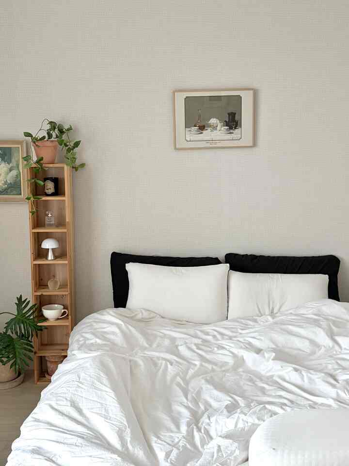 週末に寝具を片付けた金に一カット入れてみました🖤
いつ見てもきれいな木目棚です！にんじんをするのは本当にうまくいったと思います:-)

＃今日の私たちの家＃コンスープレコードハウス＃寝室＃寝室のインテリア＃寝具スタイリング＃原木のテーブル＃木のインテリア