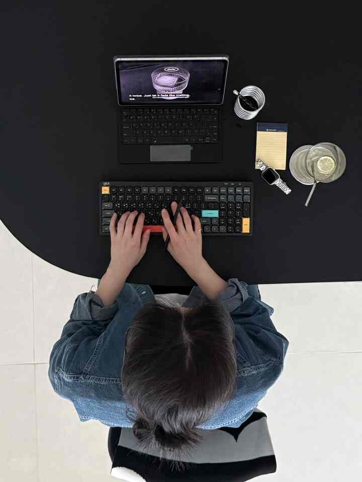 ＃コンスープ記録集＃デスクテリア小道具＃デスク小物＃デスクセットアップ＃デスク飾り 

ノートパソコンの作業を必ず作業室でしか行わないという法律はありますか？ :)

子供がいるリビングルームで 
または日当たりの良い空間に座る 

遊んでいる子供を見ながら仕事をしてみると 
仕事の効率が上がったりして良くないでしょうか？ :)

どうですか？
今日は決まった机の席ではありません 
別のスペースに移動してみてください:)