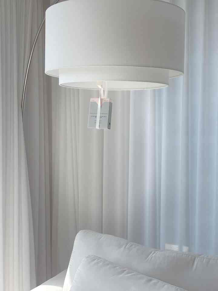 #賢明な消費

香りひとつで家の雰囲気が変わるのをしっかり感じているんですよ🤍

普通はすぐに香りが飛んだり、頭痛の香りも多いのですが、 
ルジュールパルファムサシェは長い間穏やかに続きます。
思ったより満足度が高い
最近家のあちこちに一つずつ歩いておいています。

リビングスタンドにも戸棚にも歩いておくから
インテリアを傷つけずに
ほのかに広がるベビーパウダーの香り
家に入るたびに、あまりにもやさしい

空間占有なし
歩いておくだけでいいタイプだから
トイレやドレスルームのように
香りが必要な空間に活用するのが好きで、より満足です。

車両用も追加で購入しよう :) 

＃協賛＃ルジュール＃ルジュルパーピュッサシェ＃サシェ＃香り推奨＃トイレ香り＃香りのテクニック＃賢明な消費＃今日の家＃今日の家チャレンジ＃家の装飾＃ホームスタイリング＃感性インテリア 


