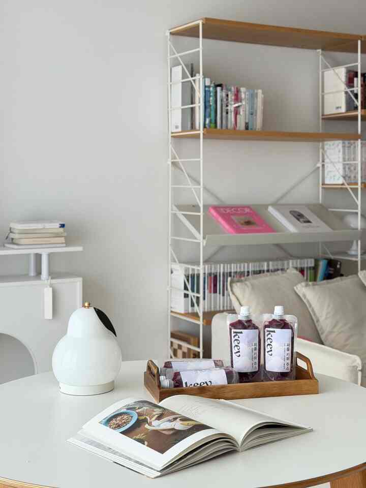 最近の隙間を飲むクレンズジュース！ 
ヨーガーはキウイ、ブルーベリー、カモミール、タルトチェリー、レモンだからおいしいものだけ入って 
砂糖がなくても甘酸っぱくて美味しかったですよ🤍
飲んだら何か消化も良くなって中が軽くなる感じなので特に便秘のある方に良いような感じですよ…！


＃コンスープ記録店＃クレンズジュース＃リビングインテリア 