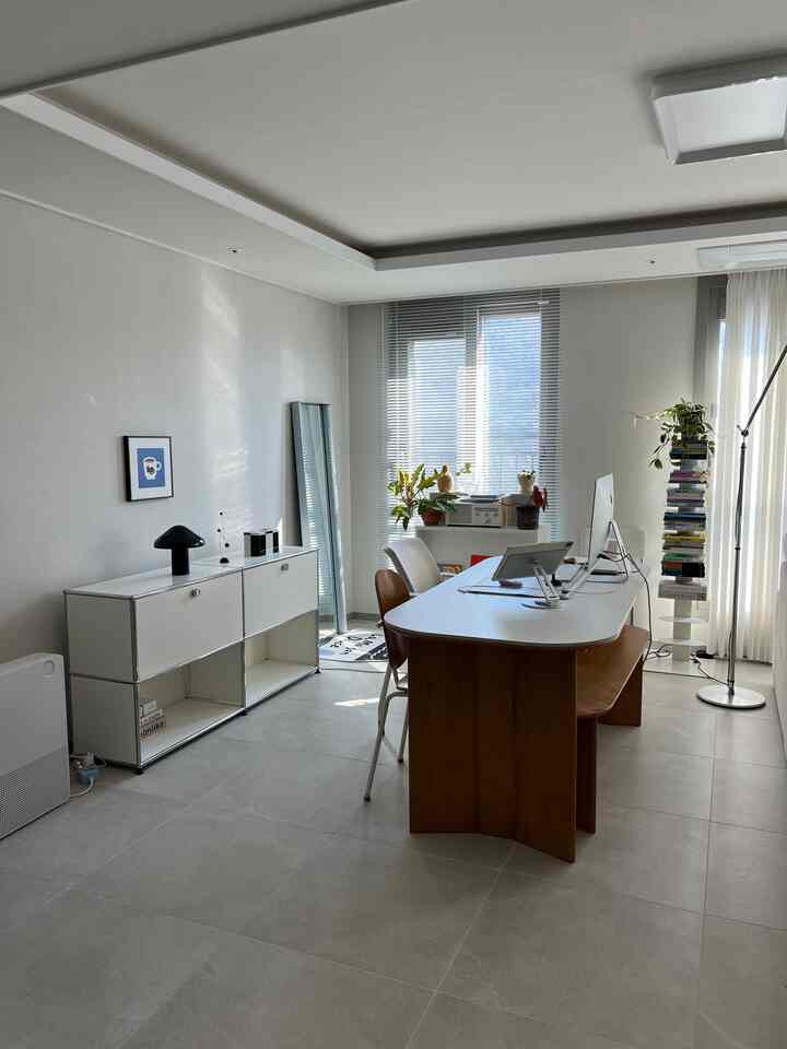 ＃コンスープ記録集＃賢明な消費
ソファの後ろの私のワークスペースは飾られています
壁側にホワイト収納場を置きました。
高い本棚を買って貼ろうとしたら、スペースがカッコ良く見えると思います。
低い収納場を置いたら照明もあげて
モービルも置いてスペースが広く見えていいです❤️

＃リビングルーム＃リビングルームインテリア＃リビングルームの飾り 
＃テーブルテーブル＃6テーブルテーブル＃6テーブルテーブル＃ポスター＃フレーム＃フレームインテリア＃ポスターインテリア＃リビングポスター＃ポスターフレーム＃ソファ＃オデルソファ
＃ブラインド＃ブラインドインテリア