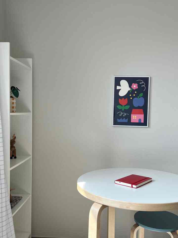 ＃コンスープ記録集 
寝室一隅私の好きな空間ですが、
アルテックのテーブルにイケアバゲボ本棚だけぴったり置いてシンプルで
きちんと飾ってみました。
ポスターフォトフレームを新しく見ました。
ポイントになって可愛くて好きです💛

＃アルテック＃アルテックテーブル＃イケアバゲボ
＃スツール＃ポスター＃ポスター額縁＃ポスターインテリア 
＃かわいいポスター＃かわいいフレーム＃子供部屋の額縁 