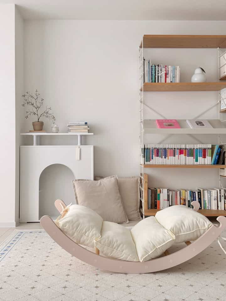 ＃今日の私たちの家＃コンスープ記録集

子供たちが遊ぶときは、シュロスバに挟み、半円梯子として活用します。
普段は私の揺れる者になってくれるヨガ！ 
一度横になれば起こりません😴


＃シュロスバー＃ロッキングチェア＃リビングインテリア＃ノミア＃ラグ＃ラグインテリア＃リビングラグ 