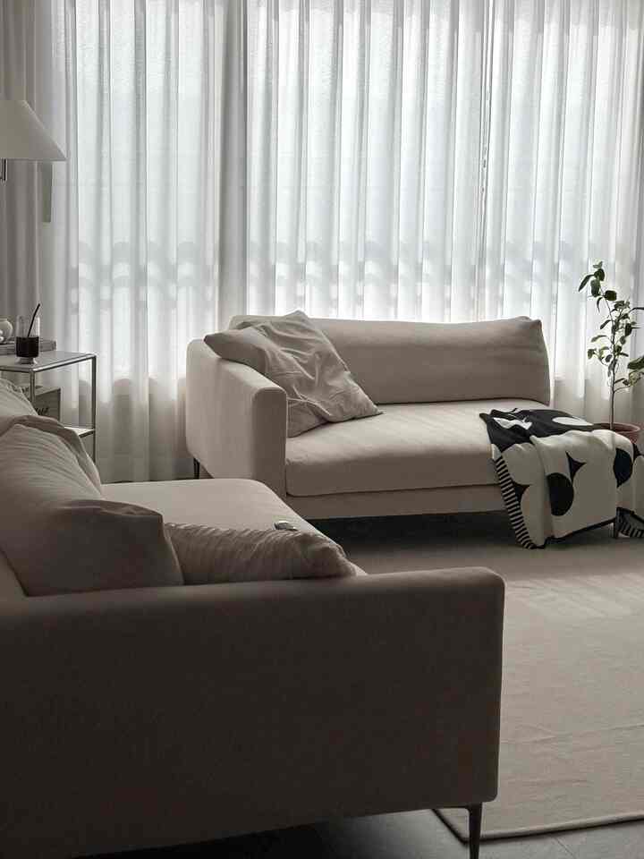 リビングルームに花瓶を新しく置きました。
私はお母さんの家にいた花瓶です。
しばらく前に親情に行って、持ってきました！
雪油絵を入れようとしましたが、夫が花を買って来ました。 
一度挿してみましたが、これもきれいです。
家でも春が来たようです。


＃コンスープレコードハウス＃今日の私たちの家＃リビングルームのインテリア＃リビングルームの装飾 