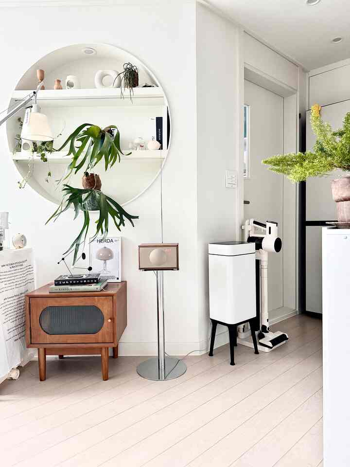 ＃愛着サリムテム＃サリムの達人 
愛着サリムテムとして定着した我が家必須テムたち🤍
最近では、実用性は基本、インテリアまで損なわないサリムテムをもっと探すようになりました。
その中で定住する
ダールームセンサーゴミ箱とダールームワイヤレス掃除機🤍🖤

ダールームセンサーゴミ箱
自動センサーで開けて手をつないで使えて本当に楽で、騒音なくスムーズに閉じて使用感も満足です。
ホワイト＋ブラックの組み合わせに足型デザインなので、すっきりと掃除するのも楽です。

ダールームワイヤレス掃除機
据え置きにまとめられる構造なので空間チャージも少なく
ホワイトトーンなのでゴミ箱と一緒に置くともっとすっきり見えます。
軽くて台所にすっきりと整理される仕組みだからすぐ取り出して使えるのでデイリークリーニング用にぴったりです。

どちらも「見てもきれいなサリムテム」だから
隠さなくてもいい点が一番好きな愛着サリムテムです。


＃センサーゴミ箱＃センサーゴミ箱＃ダールームセンサーごみ箱＃ダールームワイヤレス掃除機＃今日の集中感性＃ミニマルインテリア＃新婚旅行の装飾＃ホワイトインテリア＃サリムテムおすすめ＃家の装飾＃ワイヤレス掃除機おすすめ＃バンセルフインテリア＃構築リモデリング＃棚インテリア＃スペース活用＃ゴミ箱おすすめ＃ホワイト＆ブラック 