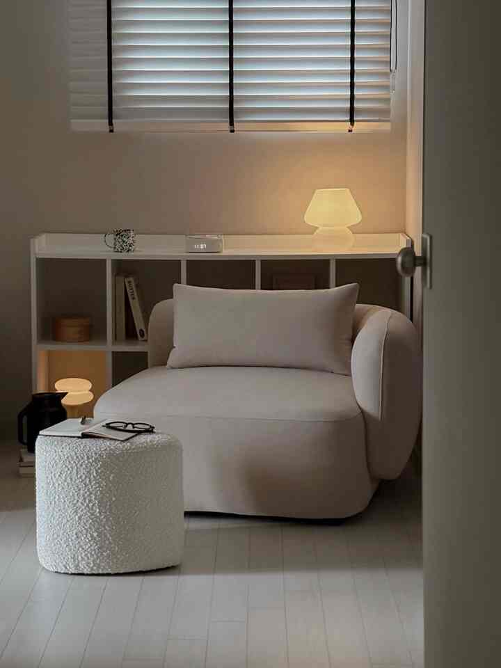 子供たちが学校を過ごし、掃除を終えた後
暖かいお茶と一緒に日記を整理する時間📕


しばらく前の1人用ソファを寝室に移しました。
丸いデザインなので
どんな空間に置いても自然に似合います。

子供部屋にあった収納場も一緒に運んで
寝室のドアを開けると見える空間
もう少し居心地よく満たしてくれました。

大きく変えたことはないのに
この小さな変化だけでも雰囲気が結構変わった感じです。

雨が降って曇りの日だが
この空間のおかげで、むしろよりふさわしく感じられる一日☁️


＃かわいいテム最高です＃コンスープ記録集＃寝室＃
＃1引用ソファ＃ファブリックソファ＃照明インテリア＃収納
＃ブラインド＃ブラインドおすすめ