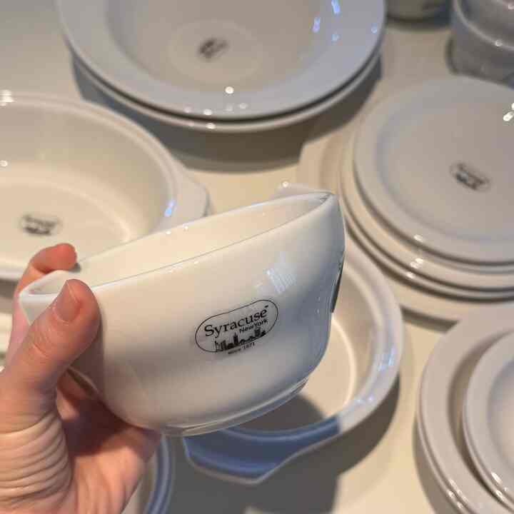 新婚食器で買ったシラクス皿 
とてもよく書いています💗 

洋食にも韓国料理にも似合う
アイボリー一滴落ちた暖かい色🤍 
ドームなあの締め切りがとても好きです 

昨日、私は家族が来て最初の家をやった。
タコの宿会と航海煮込み🙌  #시라쿠스 #시라쿠스뉴욕 #신혼식기 #주방인테리어 #집들이 #자주식기 #이케아 #맞팔