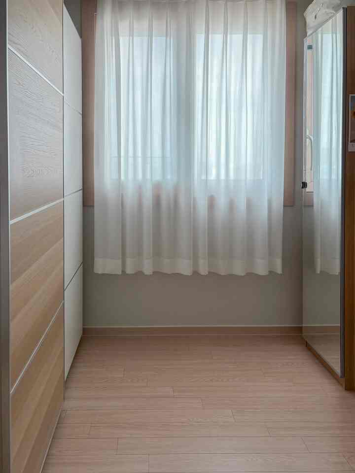 #インテリアノウハウ #収納
ダストヘイラーはドレスルームもワードローブにしました🪟
すすぎを使用すると、ほんの少しほこりが吹き飛ばされます。 
毎日掃除してもすごく積み上げました。 

だから初めて結婚する時からイケアワードローブを買って使用中です。 🙂引越し一度やったのに幸いなことにまだ使えます - ！ （IKEAワードローブの理事会社から受け取らないところがたくさんありました） 

だからきれいなドレスルームを維持することができます 🖤
それでも毎日振りかける香水だけがシートの上に置かれました。 

＃ほこりが嫌いです。 