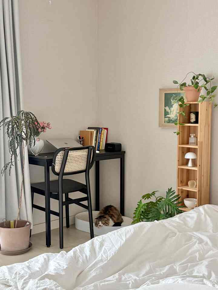 フリーランスの私は主に家で仕事をしています！
パソコン室で作業してみると、これまで苦しいことではないですよ🥺気分転換する兼サブワークスペースをベッドの横に作ってくれました！ 

過酷だった空間活用にもなって業務空間もできて1席2組なのに、
ぬるぬるコンピューター室から抜け出して感性デスク空間で仕事する味もありますよ💖

＃インテリアノウハウ＃コンスープ記録集 