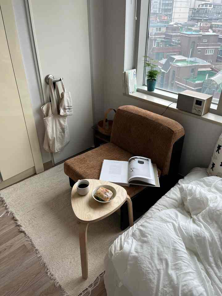 雨が一晩降りたら空気がかなり肌寒くなりましたね。 🌧️忙しいという言い訳でまだ花びらもちゃんと行ってきたんですけど、夜々に降りた雨に花びらが全部落ちたのか見えず惜しい気持ちの朝です。
今日はサンドイッチで簡単に朝を解決しながら去る3月に未だできなかったことをちゃんとまとめてみました。思わず突然処理しなければならないことがワルル起こる風に、すぐ目の前に迫った急な火から消えてみると、いざ取ったべきことは優先順位で押されていっぱい積み上げられていました。 😅 ずっと残ったリストを見たら、お茶が欲しいのですが、それだけ先月を本当に気にせず過ごしたという意味でしょう？
物足りなさは後にして、4月にはあまりにも早急にしないようにします。遅れたことをじっくりと、私のスピードに合わせて一つずつ気持ちよくやってみようと思います。
天気は少し肌寒くなりましたが、みんな心だけは暖かくゆったりとした一日を過ごしてください☕️


#コンスープ記録集 #4月ネケット
＃部屋を飾る＃ワンルーム＃ワンルームを飾る＃ルームツアー＃部屋


