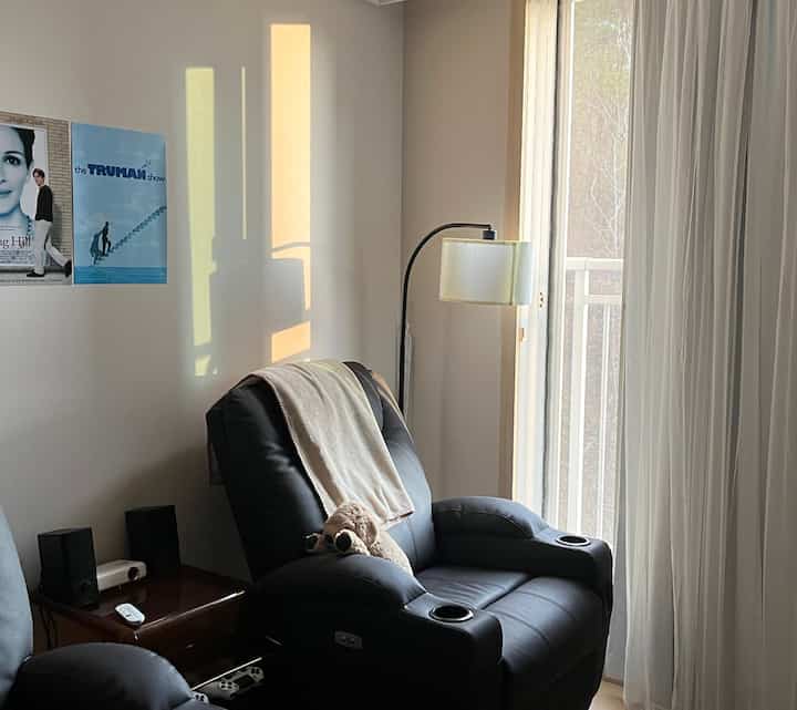 #오늘의우리집 

映画室の午前に換気するためにドアを開いたままにしたことを忘れて  #신혼집인테리어 