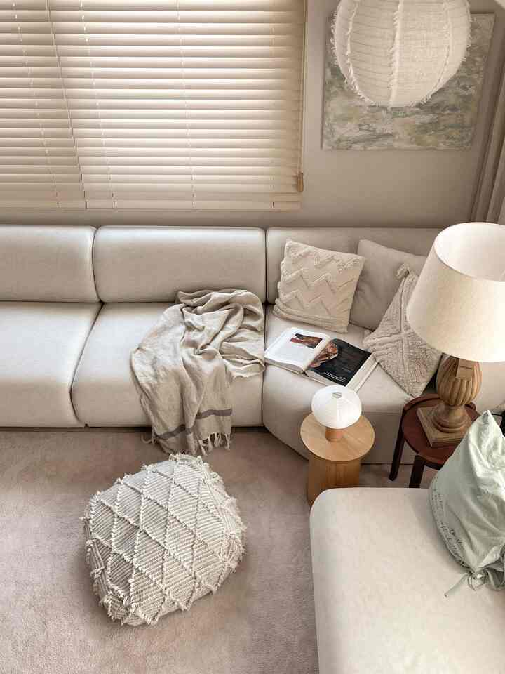 居心地の良い居心地の良いリビングルームとベッドルーム、 
別の方法で良いきれいなソファの両方。 🤍

暖かい空間で過ごすのが幸せなことは何ですか？

＃ウッドインテリア＃ファブリックソファ＃ホームベージュ＃ベージュホーム
＃ベージュインテリア＃リビングインテリア＃ベッドルームインテリア 
＃寝室を飾る＃ソファインテリア＃ホームファブリック＃ホームデコ 