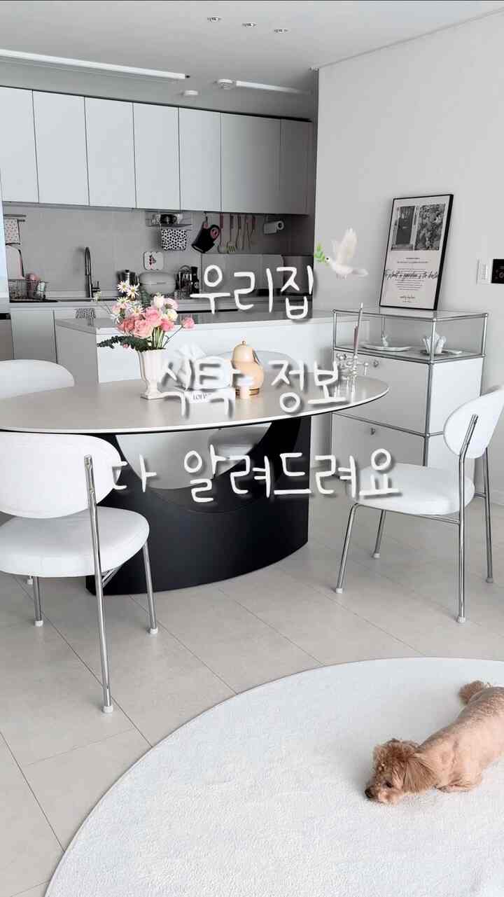 #アルファルームインテリア 
私の家は別にアルファルームではありませんが、
空きスペースがアルファルームだと思います😂

アルファルームだと思う
空間ダイニングルームとして使用しています🪑

最近購入した家具の中で最も気に入って紹介します。

12Tセラミックに下に合紙が付けられていて
セラミックならではの騒音が少ない
（前に合わない食卓を使っていましたが、 
ボウルに濁って置く音はとても鈍いという…。 🥲）

ただ、足の部分が鉄で空いていると
その空の響きは少しあります。

今、多くの人が知っているセラミック管理法は言います。
スクラッチ強く、色割りなし
熱いものを上げてもいいです👍🏻

1800×1000サイズだからゆったり
楕円形なので角がありません。
足が中央にあり、どこに座っても制約のないものも
満足している部分です✔️

＃キッチン＃ダイニングテーブル＃ダイニングテーブルチェア＃セラミックダイニングテーブルセット＃セラミックダイニングテーブル＃マーブルテーブル＃マーブルダイニングテーブル＃マーブルテーブル＃楕円形テーブル＃楕円形テーブルテーブル＃楕円テーブル＃楕円ダイニングテーブル＃セラミックダイニングテーブルおすすめ＃ダイニングテーブルおすすめ＃キッチン家具＃ダイニングルーム＃ダイニングルームインテリア＃ダイニングテーブルインテリア＃家具＃アルファルーム＃アルファルーム装飾＃アルファルーム活用 