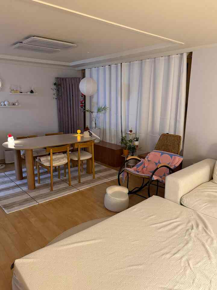 最近一番好きなリビングルームムード🌙

みんな週末よく過ごしましたか？
私は久しぶりにお母さんと弟と3人です。
夫を置いて女性たちだけが旅行に行ってきました🤭

一緒においしいものを食べる
ずっとおしゃべりして遊んでみるから
時間が早すぎます。

こうして女性たちだけが行く旅行は
別の楽しみがあると思います:) #거실무드 #주말일상 #신혼집일상