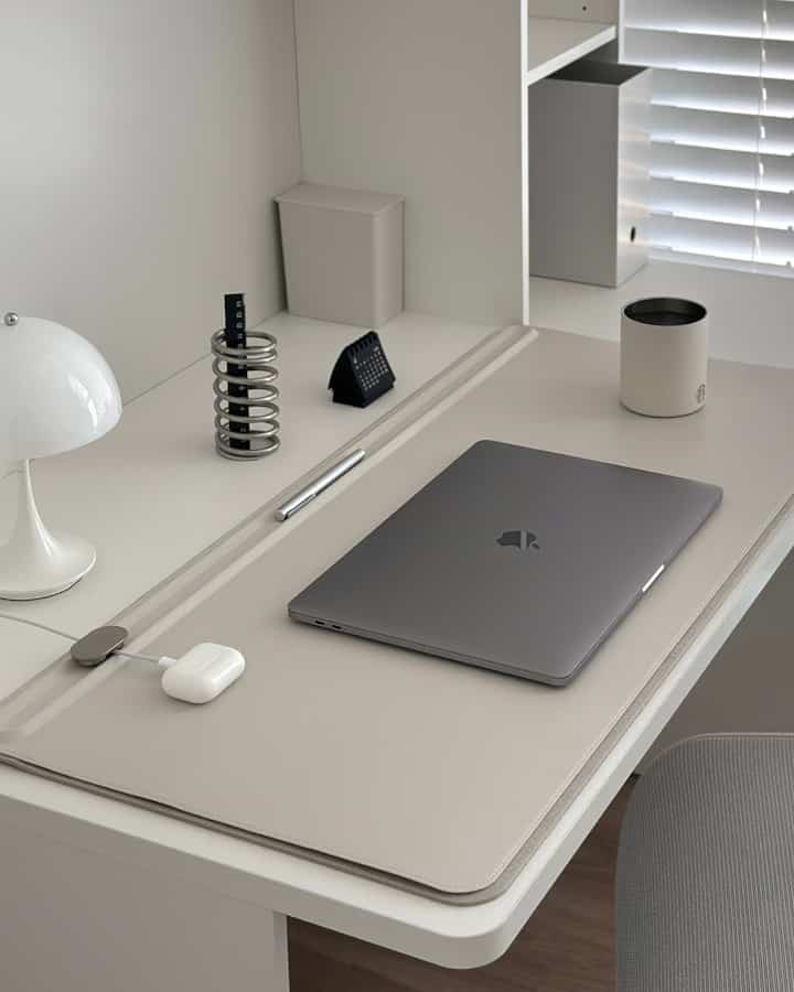 #예쁜템최고야 #콘수프기록집 #데스크테리어 #오비키 #orbitkey #오비키데스크매트 #사무용품 #데스크용품 #데스크정리 #책상정리 #책상인테리어   #데스크 #데스크소품 

デスクテリアもきれいなテムでいっぱい🤍🖤