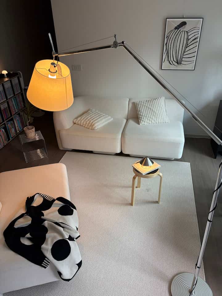 綺麗な月曜日ですよ！
日が曇り、少し明るくなって再び曇り、、、、
本物の今日は照明必須です🙃

製剤本棚があるのでこちらの構造は一度も残したことがないのに 
日が曇ったので、一度残しました！
旅行に行く前に赤いショットをたくさん残したいので、忙しく動かそうとしています。
したが、今日は荷物を整理しなければなりません！

夜明けごとに旅程を組んでいますが、、、 
グルメ検索だけ数十個… … 
やはり旅行は食べに行くんですよ👻

＃コンスープ記録集＃今日の私たちの家 
＃リビング＃リビングスタイル＃リビングスタイル＃リビングスタイル＃インテリア＃ホームスタイル＃ホームスタイル＃リビング家具の配置＃リビングルーム＃リビングインテリア 