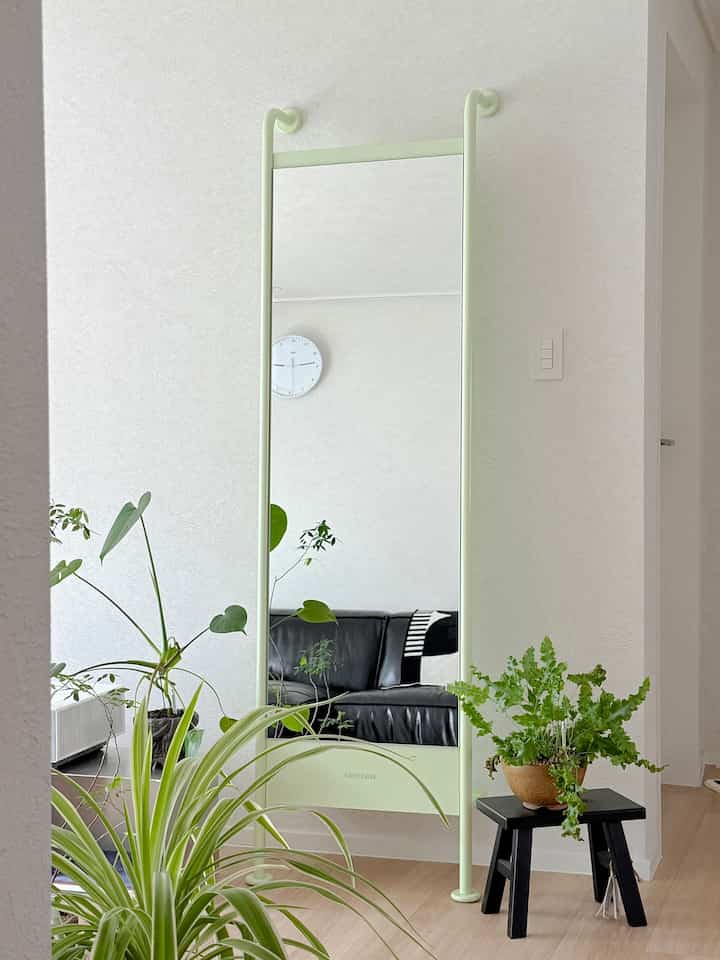 狭いリビングルームに鏡を入れただけですが、 
空間がこんなに広く見えるのでしょうか..🪞✨

いつもきれいな色味でときめくフォールズミラー！
私のピックは、見るだけでさわやかなフェアミントです😚💚

カラー家具はスタイリングしにくいという私の偏見を完璧に吹き飛ばしてしまいました。壁にしっかり置くだけで華やかな色味のおかげで、ちょっとしたリビングルームに春が来ますよ🌷
 
カラーフレームに入れると二重はもっときれいに見える私たちの家🏡 
どんどん鏡の前を気になるようになる..♡ 

パイプには服を掛けて、隠れた棚にはバッグや小物を置けばいいので、狭い家のスペース活用にもこれだけのことはありません👏🏻

鏡一つで空間が広く見える魔法を一緒に感じてほしいです〰️🤍



＃レアローアンバサダー＃rareraw＃レアロー＃フォールズミラー＃全身ミラー＃ミラー＃カラーポイント＃リビングミラー＃レアローミラー＃パイプミラー＃リビングルーム家具＃新婚旅行＃春のインテリア＃リビングインテリア＃リビングスタイリング＃構築アパート＃構築インテリア＃リモデリング