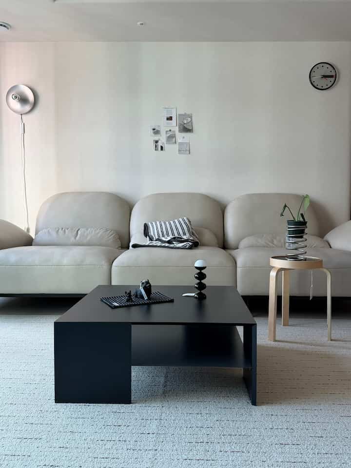 ＃コンスープ記録集＃今日の私たちの家 

きれいに片付けた今日のリビングルーム

しかし、天気が飾られているので、
春が来て、
今日、なぜこんなに疲れて湿ったのか..

みんなウォールヨーティングです！ 🖤

＃リビングルーム＃リビングインテリア＃リビングテーブル＃リビングテーブル＃リビングスタイル＃リビングライト＃ブラック家具＃リビングラグ＃リビングソファ＃リビングインテリアアクセサリー＃リビングカーテン＃ジャクソンカメレオン＃誕生日ソウル＃バミル 