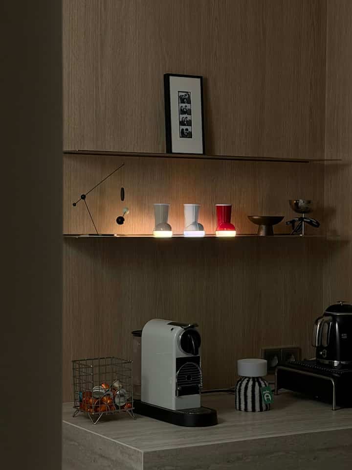 ＃コンスープ記録集

我が家に可愛いミニライトが３つ出てきました。

ブーツ状の赤ちゃんのデザインとかわいい色感のおかげで
我が家の雰囲気が一層優しく演出されますね。

明るさも3段階に調節されて状況に合わせて使いやすいし、
タッチ式なので子供一人でも使えるほど簡単な点もよかったです。

ほのかな明るさだから子供や大人とも就寝などで使い勝手良く、
適度な大きさと手軽なタッチだけで、暗闇の中で簡単に操作できるので、授乳などでもいいような照明です。
（なぜ私が授乳する時期にはこんなに可愛くて便利な照明がなかったのでしょうか🥹残念..）

軽くて負担のない大きさなので、いろいろな空間で運びながら使い勝手が良く、デザインが可愛くてインテリアオブジェとして置くのもいいですね。
充電一度しておけばかなり長く行って旅行用あるいは携帯用でも楽に使えると思います。 

プレゼントするのに綺麗で知り合いと靴一気に分けて使うのもそれなりに意味があるように感じられると思います。
ボンシューかわいいミニポータブルランプを一緒に連れて行きましょう-!🤍 

＃ボンシュ＃ミニ照明＃靴照明＃ブーツ照明＃ポータブル照明＃ポータブルランプ＃授乳灯＃就寝ライト＃ムードランプ＃旅行用照明＃携帯用照明＃子供用照明＃照明おすすめ＃寝室のインテリア＃ホームカフェゾン＃ホームカフェ飾り＃子供の装飾 