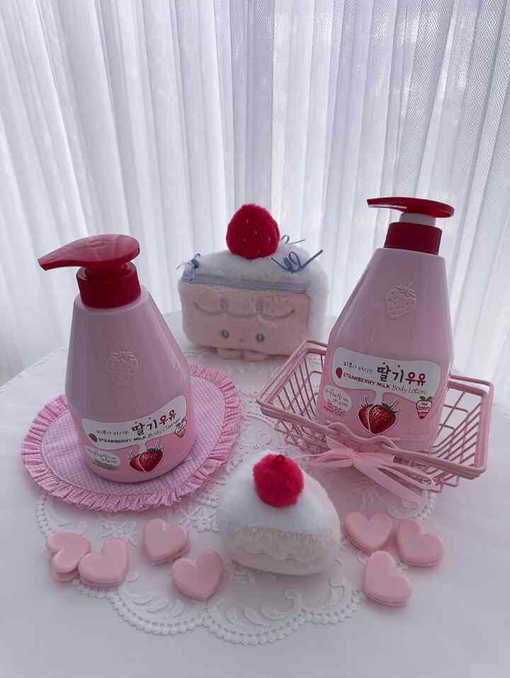 ＃コンスープ記録集＃賢明な消費

お肌が飲むイチゴミルクボディギフトセット！ 🍓🍓🛁🛁

ピンクピンクの容器にイチゴミルクの香り満載のボディクレンザーとボディローションとは！
きれいに満ちたパッケージなのでバスルームに置くだけでも気持ち良くなる効果がありますよ！ 
🍓🍓🍓🫧🫧🫧🛁🛁🛁

フルーツ国だけのジューシー技術でイチゴエキスを含有し、
牛乳たんぱく質とロイヤルゼリーでやわらかい保湿ケアになる製品です。
いちごミルクの香りがシャワー時間をとても楽しくしてくれます！ 🎶🎵
家族全員が一緒に書くのに十分な容量なのでもっといいです！

肌が飲むイチゴミルクボディギフトセットで一日のルーチンに 
良い香りとしっとりを加えてみてください！ 😊😊😊


#フレンチインテリア #ホワイトインテリア
#フルーツ国 #KWAILNARA #KBeauty
#KoreanSkincare #デクタイル 
＃ボディウォッシュ＃ボディローション＃ボディクレンザー
#ピンク #いちごミルク #ピンク #ハート #ハートテム
＃チコースター＃キッチンクロス＃テーブルマット＃チェック
