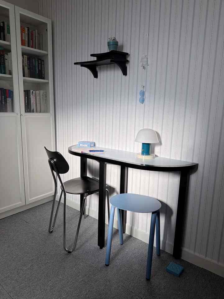 #오늘의우리집 #콘수프기록집

書斎を覆いながら最も変わった点は
無駄に広すぎた机 
果敢に処分し、すごいコンソールテーブルを
聞いたことがあります✨

実際に自宅でラップトップを
書くことはほとんどありません。
まだまだ大きな不便はありません👀🩵

皆さんも実際に滞在する時間に比べて
スペースをたくさん占める
家具があれば、
大胆に軽くて小さな家具で
変えてみるのもオススメです！

#書斎インテリア #신혼집 #셀프인테리어 #맞팔 #서재꾸미기 #2uc #봄맞이집꾸미기 