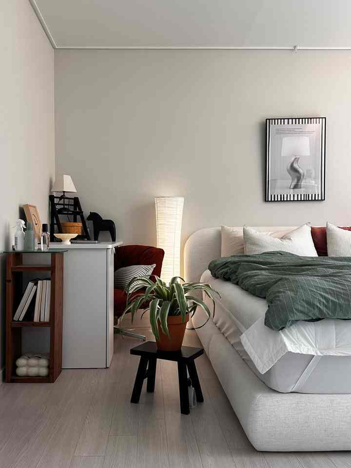 
春のお祝いで醜い緑色の寝具に交換✨
ほのかに照明もつけて

最近我が家に描いた、オレンジ色が多くなる感じ！ 



#春のワームインテリア＃IKEA＃照明インテリア＃照明＃スリッパ＃寝具交換＃五感レビュー＃寝室家具＃30フラットインテリア＃ホームデコ 