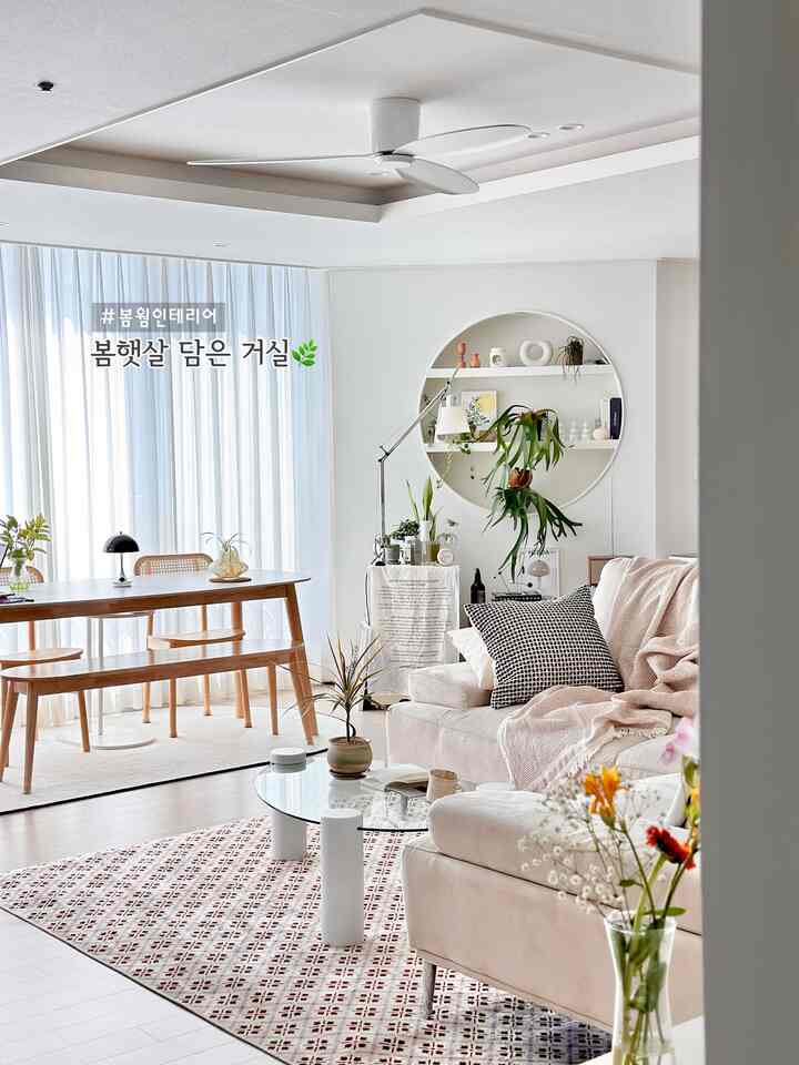 #春ワーム 
春の日差しのリビングルーム🌿

日当たりの良いリビングルームにファブリック、家具、植物だけを活用しても
春ワーム感性ちゃんと生かせますよ。
ほのかで暖かいムードを作るのがポイント🤍

✔️ファブリックは「トーンオントーン」で
アイボリー、ベージュ、クリーム系に合わせてあげると空間がはるかに柔らかく見えます。
ソファ+クッション+ラグまでカラーをトーンオントーンでスタイリングすると整えられた感じが出て、パターンクッション一つくらいのポイントに入れてくれれば退屈ではありません。

✔️ウッド+ファブリックの組み合わせは失敗なし
テーブルやチェアにナチュラルウッドトーンを加えると
ファブリックのふわふわがより強調されます。
特に日差しが当たると自然に調和して
本日の家感性ちゃんと完成✨

✔️植物でできたスプーン
緑の植物や生花を1つだけ加えても
スペースがはるかに生きています。
トーンダウンされた空間にカラーポイントの役割もしてくれて
写真もずっとよく出てくる組み合わせです。

✔️ディテールは「余白」が重要
小物をたくさん置くより
棚やテーブルの上に余白を生かして配置すると
より感覚的な雰囲気が作られます。

このようにスタイリングしても春ワームインテリア完成🌼


＃今日のガーデンチャレンジ#プランテリア #植物インテリア 