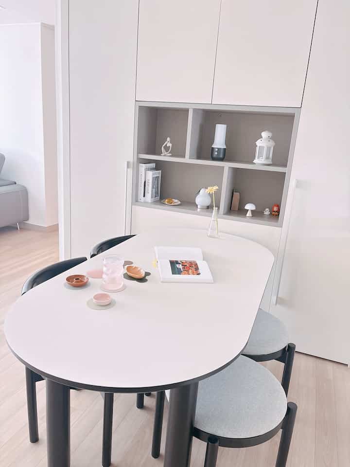 ＃コンスープ記録集＃インテリアノウハウ3

ブラックダイニングテーブルの上にホワイトテーブルマットを載せてみました。
一つ変えただけなのに空間がはるかに明るく整えられた感じで変わったんですよ。
ずっしりとした食卓も一層軽くなり、食事時間まで気分良くなる感じ:) 抗菌機能で衛生的に使えて、防水もよくなり汚れにも強くて管理が楽ですよ。両面なので気分によって簡単に雰囲気を変えるのにもピッタリですよ✨

＃キッチン＃ヘズロ＃アークテーブル＃楕円形テーブル＃原木テーブル＃カンカンプリンセス＃テーブルマット#キッチンインテリア